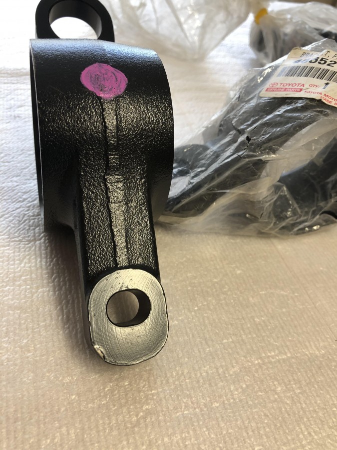 Кронштейн рычага Lexus LS430 4865250050