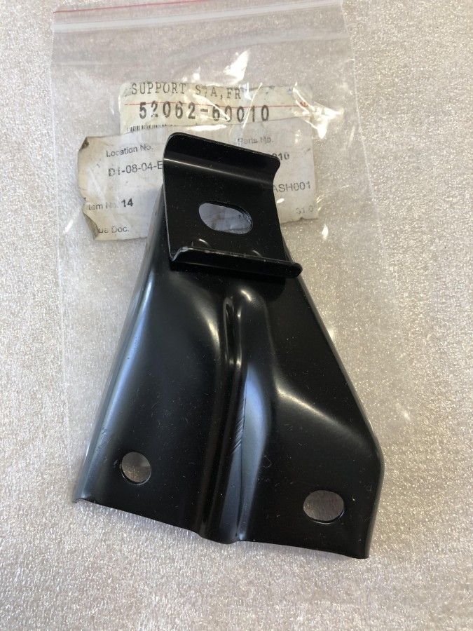 Кронштейн бампера TOYOTA Land Cruiser 80 5206260010