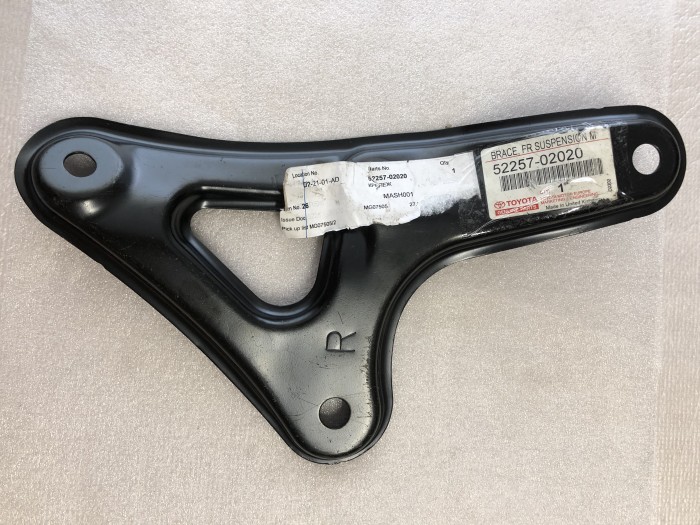 Кронштейн подрамника TOYOTA Corolla E120 5225702020