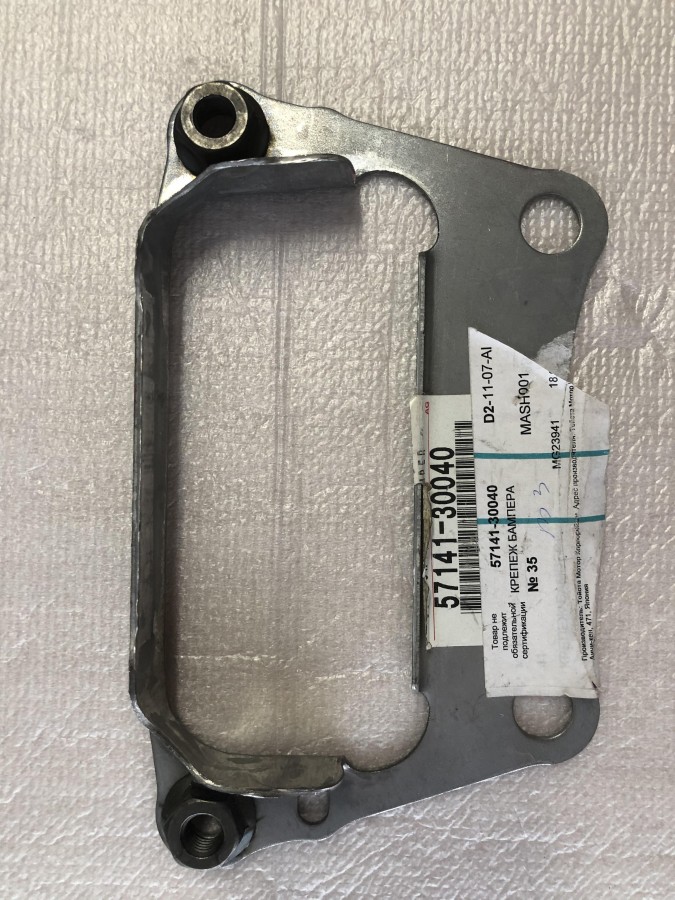 Кронштейн переднего бампера правый LEXUS GS Toyota 5714130040