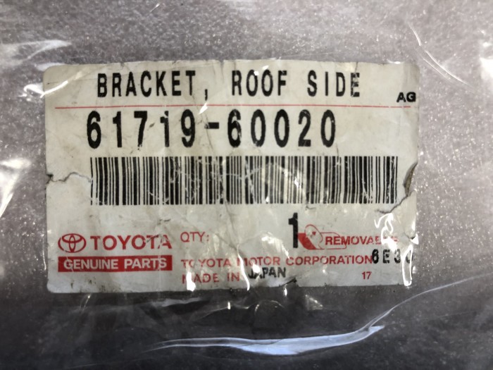 Кронштейн крыла правый TOYOTA Land Cruiser 100 Lexus LX470 6171960020