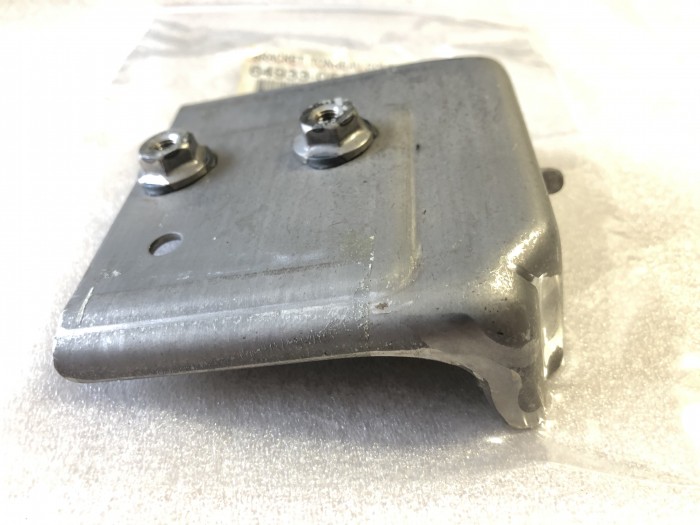 Кронштейн шторки TOYOTA Avensis T250 6493305010 новый оригинальный, в наличии на нашем складе