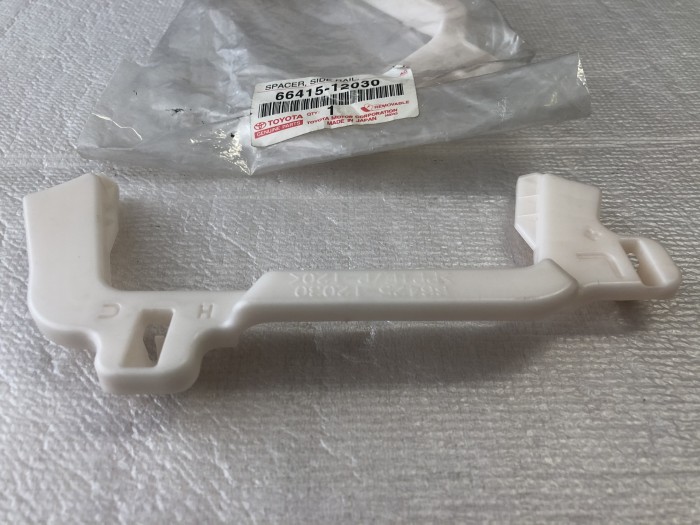 Крепеж TOYOTA Corolla E152 6642512030