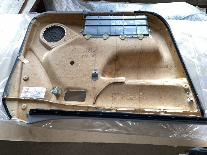 Обшивка передней правой двери TOYOTA Land Cruiser 105 6761060880B2