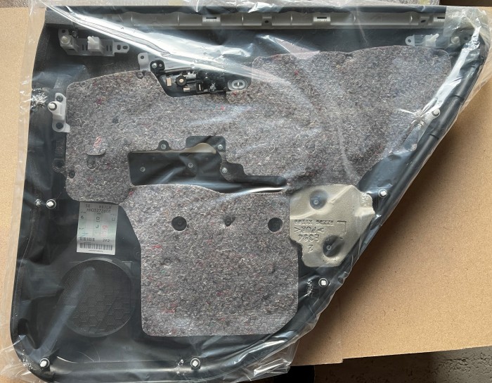 Обшивка двери задней левой Lexus RX300 6764048240C1