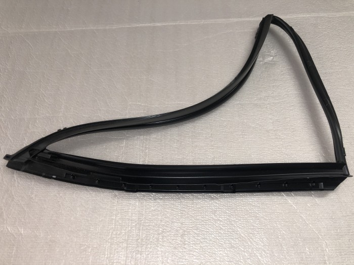 Уплотнитель стекла двери TOYOTA CAMRY V40 2006-2011 6818933040