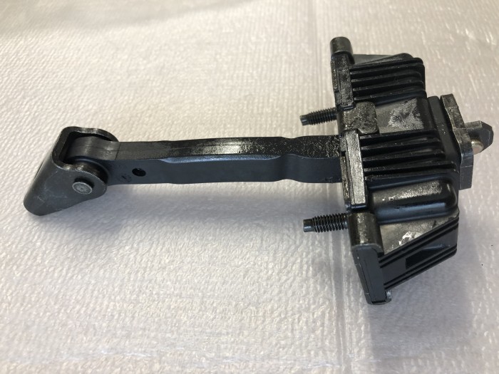 Ограничитель хода задней двери TOYOTA Avensis T25 6863005040