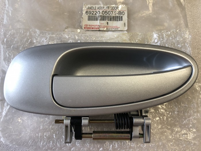 Ручка передней левой двери TOYOTA AVENSIS Т220 6922005071B0