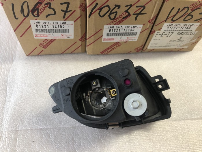 Фара противотуманная левая TOYOTA COROLLA E112 1997-2001 8122112150