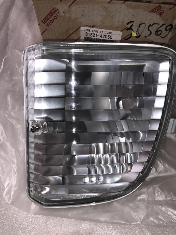 Указатель поворота в бампер левый для ам без противотуманок TOYOTA RAV 4 2000-2005 8152142050