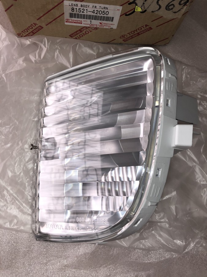 Указатель поворота в бампер левый для ам без противотуманок TOYOTA RAV 4 2000-2005 8152142050