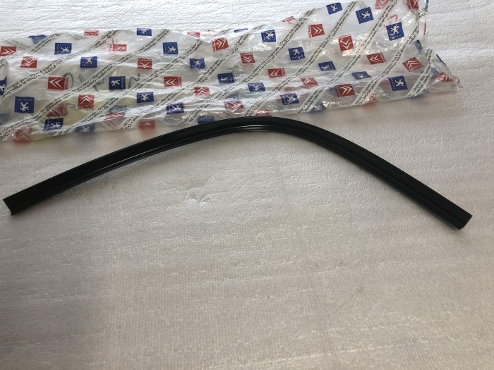 Уплотнитель двери PEUGEOT 206 8504S8